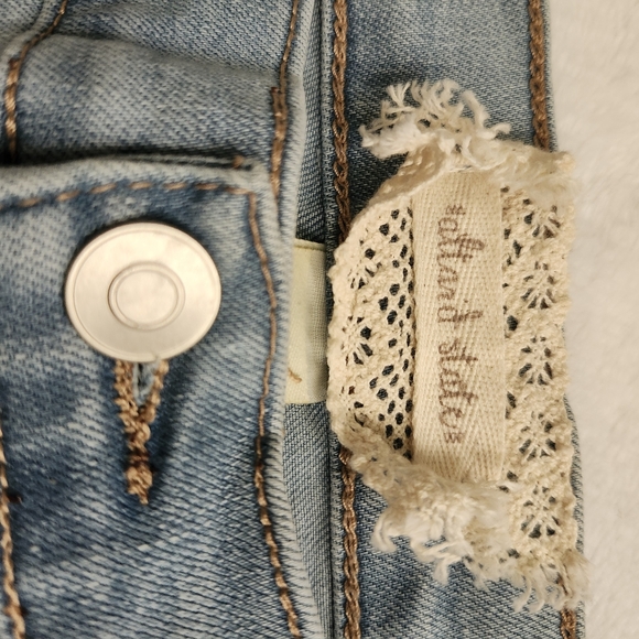 Altar'd State 5 pocket faded look flare jeans flower detail 70s retro size 28 - Picture 5 of 15